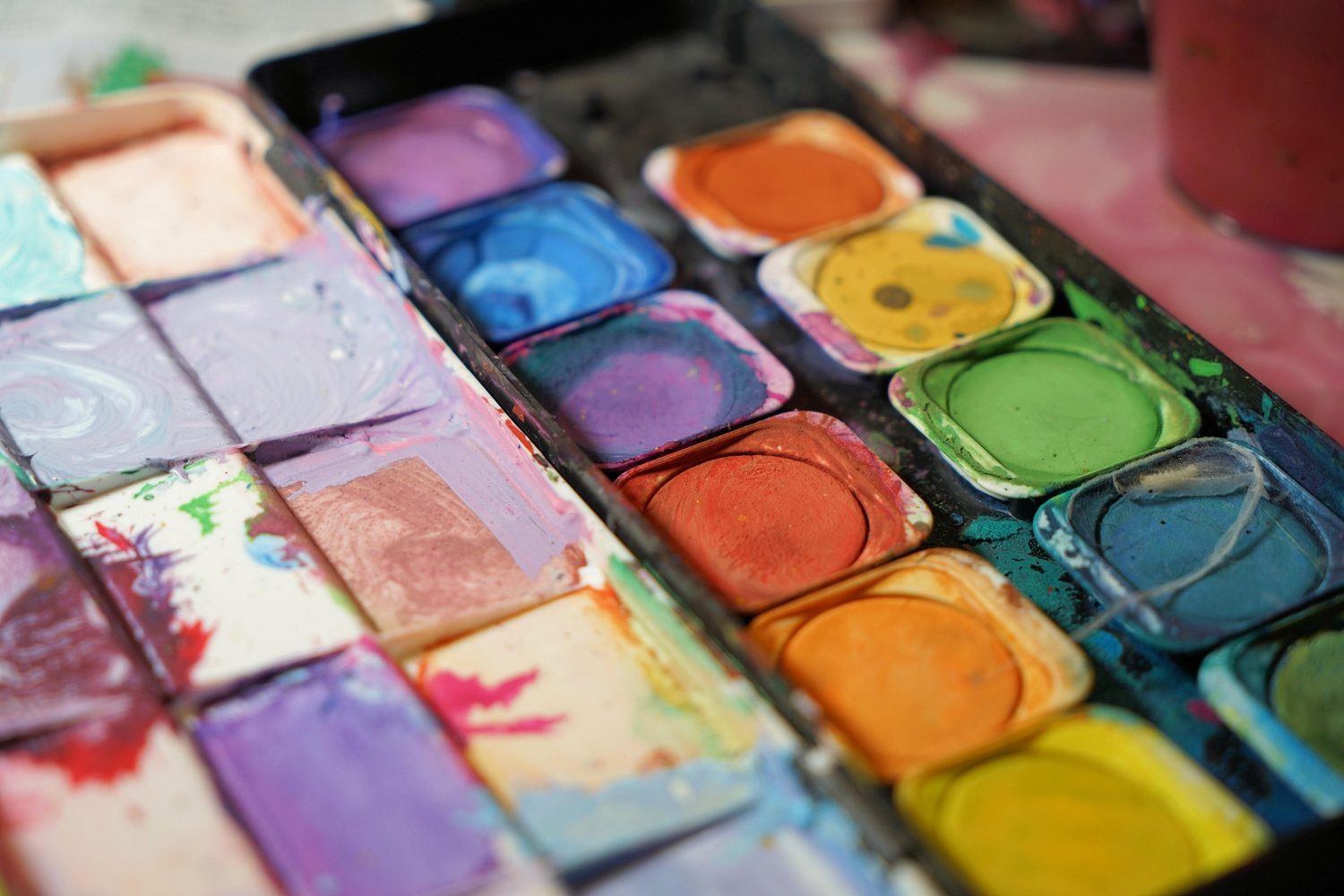 Palette d'aquarelle et pinceaux